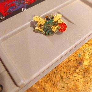 Vintage Charlotte Hornets lapel pin